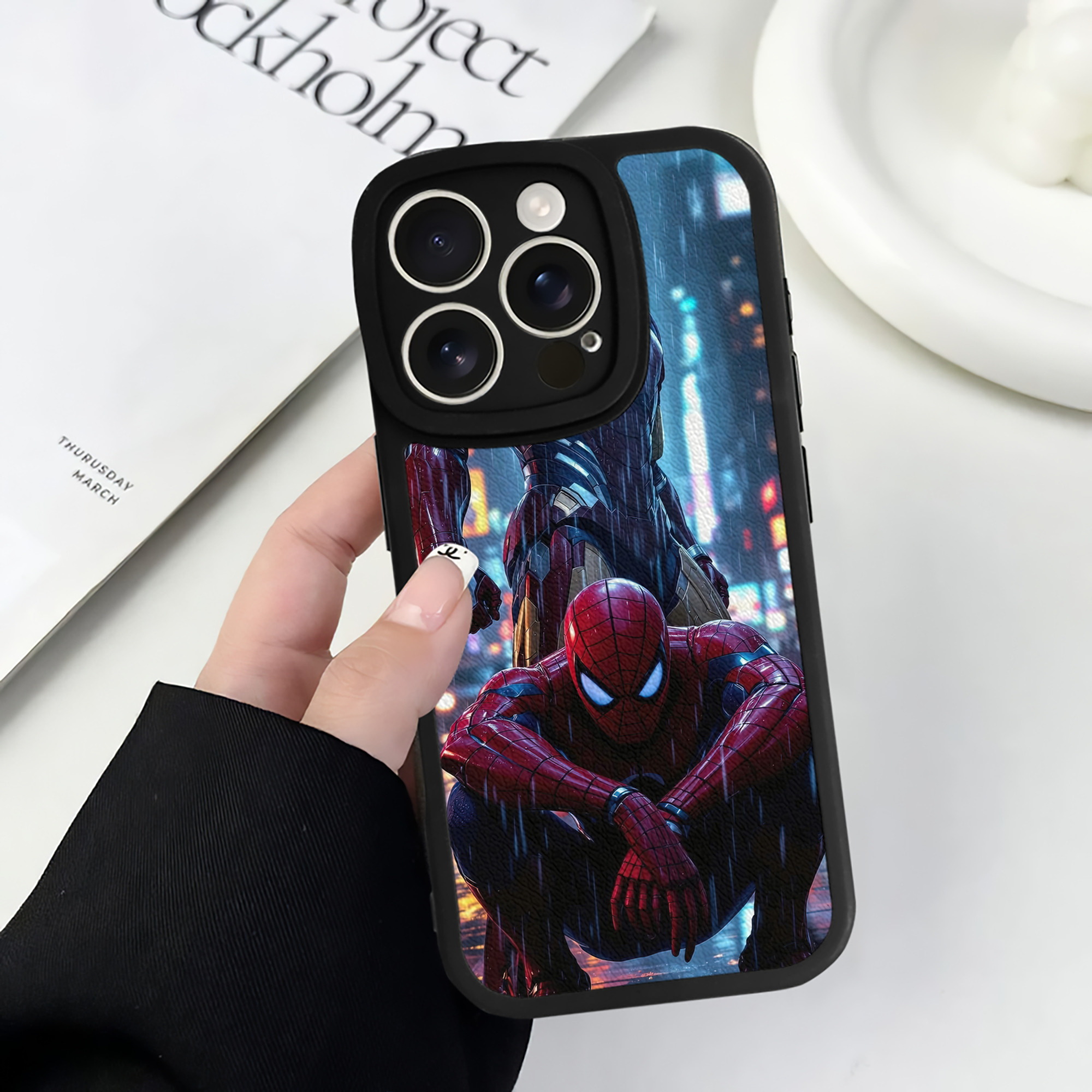Spider Man スパイダーマン 【iPhone 16シリーズ対応】シリコンスマホケース（レザー調） 材質：シリコン